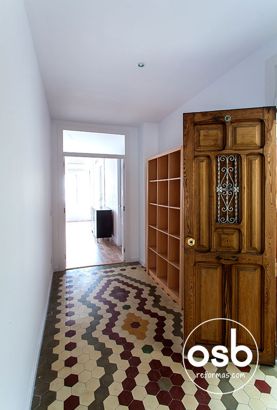 lucía, osb arquitectos osb arquitectos Eclectic corridor, hallway & stairs