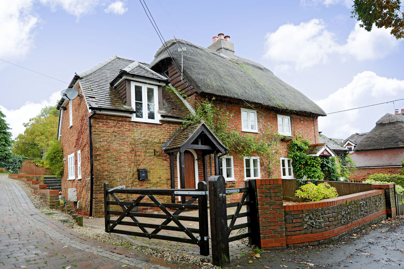 Thatch Cottage with Storm Evolution homify شبابيك