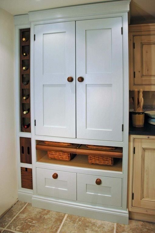 Traditional larder cupboard Hallwood Furniture Cocinas de estilo clásico