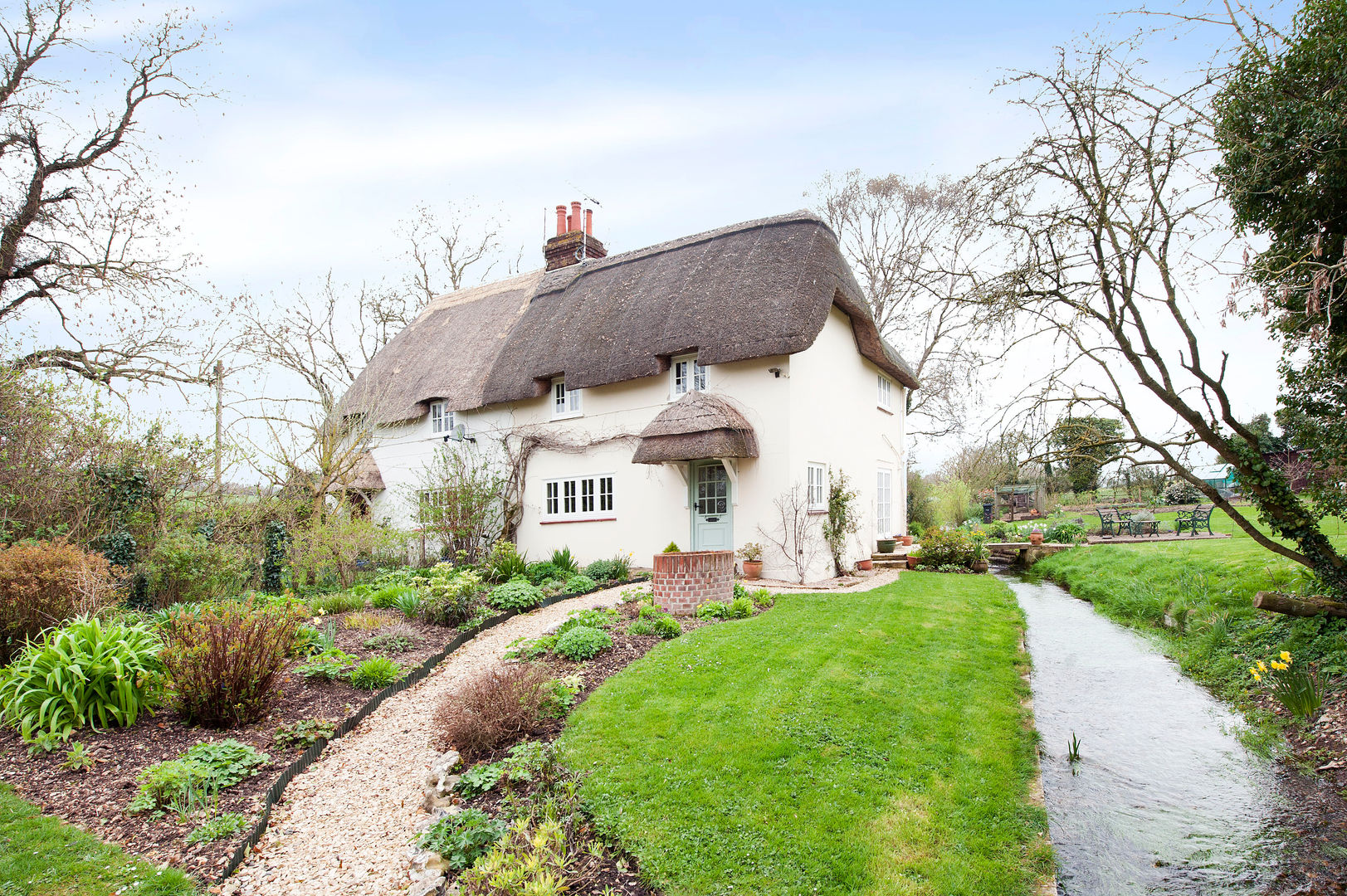 Thatch Cottage with Storm Evolution Windows homify 窗戶