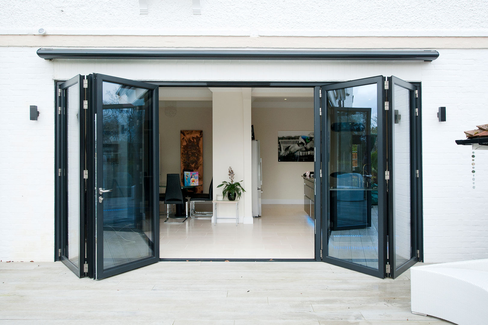 Kitchen Development with Bi Folding Doors homify Puertas y ventanas de estilo moderno