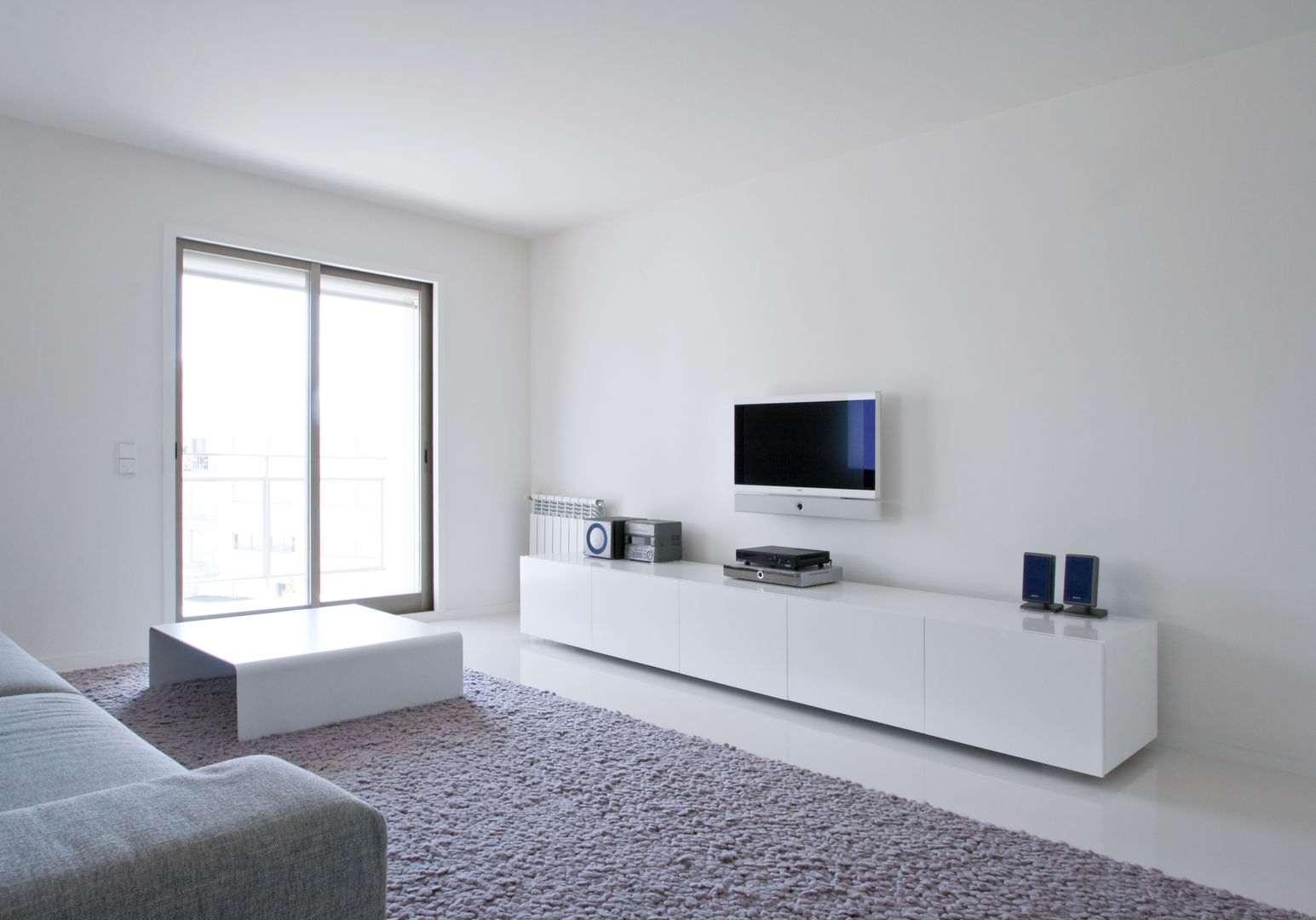 Apartamento no Porto - Portugal, Cláudio Vilarinho Arquitectura e Design Lda Cláudio Vilarinho Arquitectura e Design Lda Salas de estar minimalistas Propriedade,Construção,Mobília,Televisão,Conforto,Janela,Pisos,Cinza,Sombra,Sala de estar