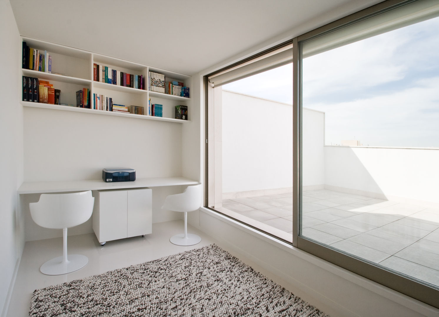 Apartamento no Porto - Portugal, Cláudio Vilarinho Arquitectura e Design Lda Cláudio Vilarinho Arquitectura e Design Lda Espaços de trabalho minimalistas