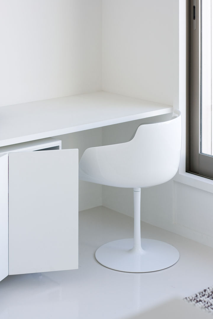 Apartamento no Porto - Portugal, Cláudio Vilarinho Arquitectura e Design Lda Cláudio Vilarinho Arquitectura e Design Lda Minimalst style study/office Desks