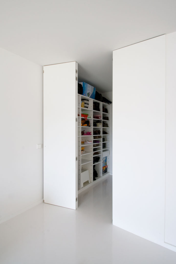 Apartamento no Porto - Portugal, Cláudio Vilarinho Arquitectura e Design Lda Cláudio Vilarinho Arquitectura e Design Lda Closets minimalistas