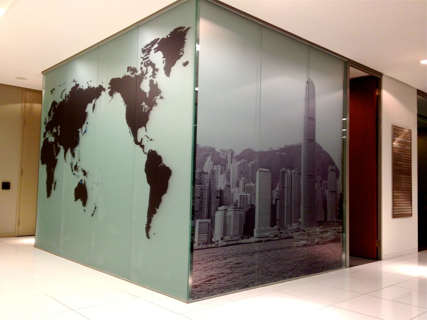 Asia Centric world map and skyline glass mural Vinyl Impression Moderne Wände & Böden Wand- und Bodenbeläge