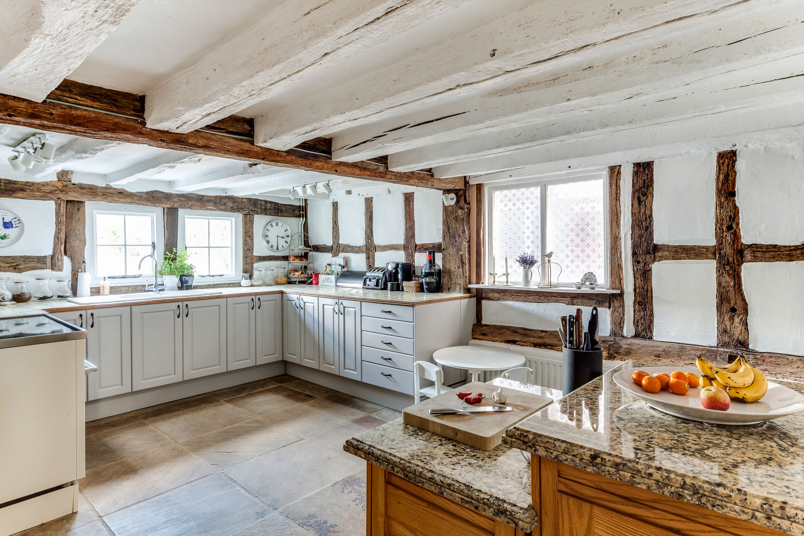 A cottage of two halves, Forest Eyes Photography Forest Eyes Photography Country style kitchen