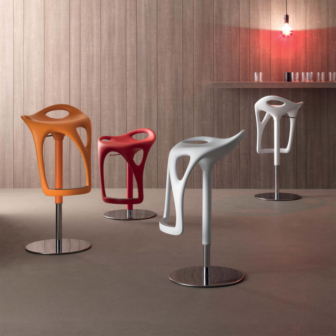 'Form' swivel kitchen barstool by Compar homify Cucina moderna Tavoli & Sedie