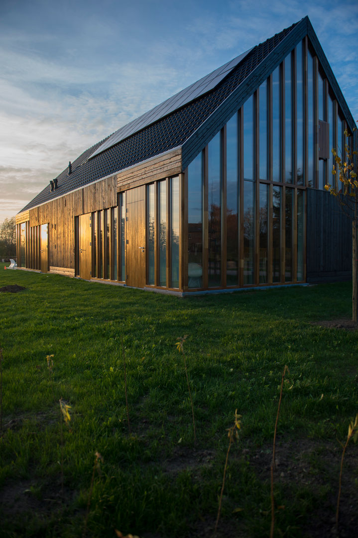 Blackbird, woning te Vortum Mullem, NL, Zwarthout Shou Sugi Ban Zwarthout Shou Sugi Ban Casas estilo moderno: ideas, arquitectura e imágenes