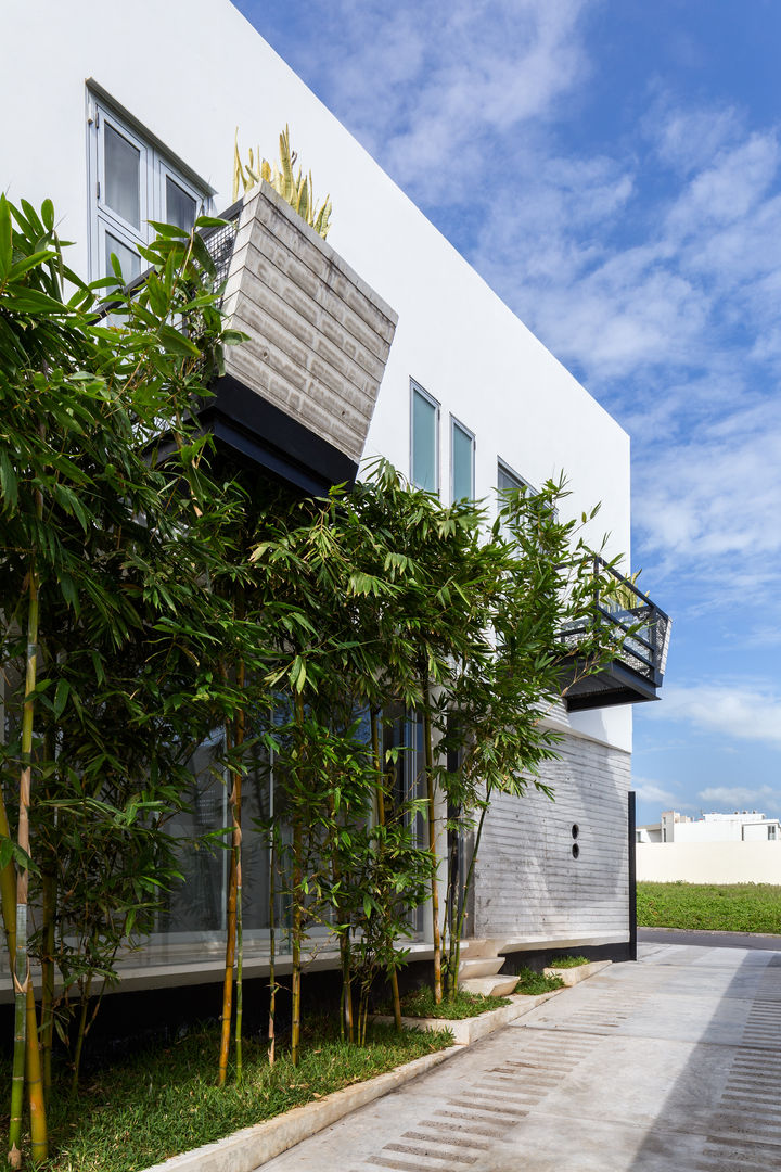 Ten House, Taller ADC Architecture Office Taller ADC Architecture Office Minimalist balcony, veranda & terrace
