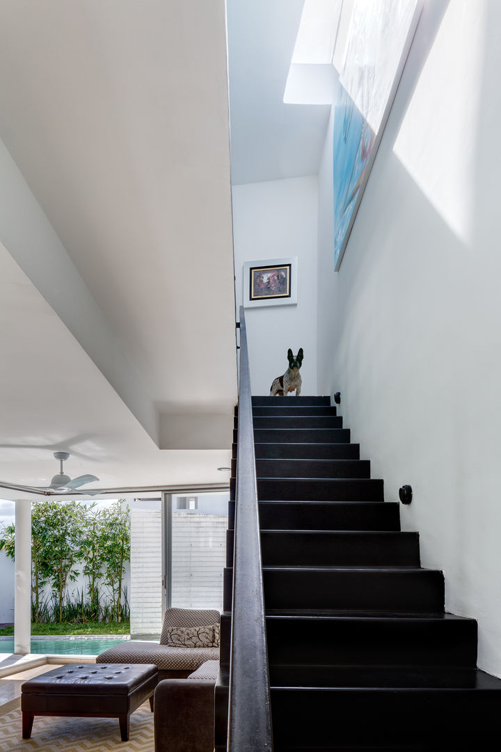 Ten House, Taller ADC Architecture Office Taller ADC Architecture Office Minimalist corridor, hallway & stairs