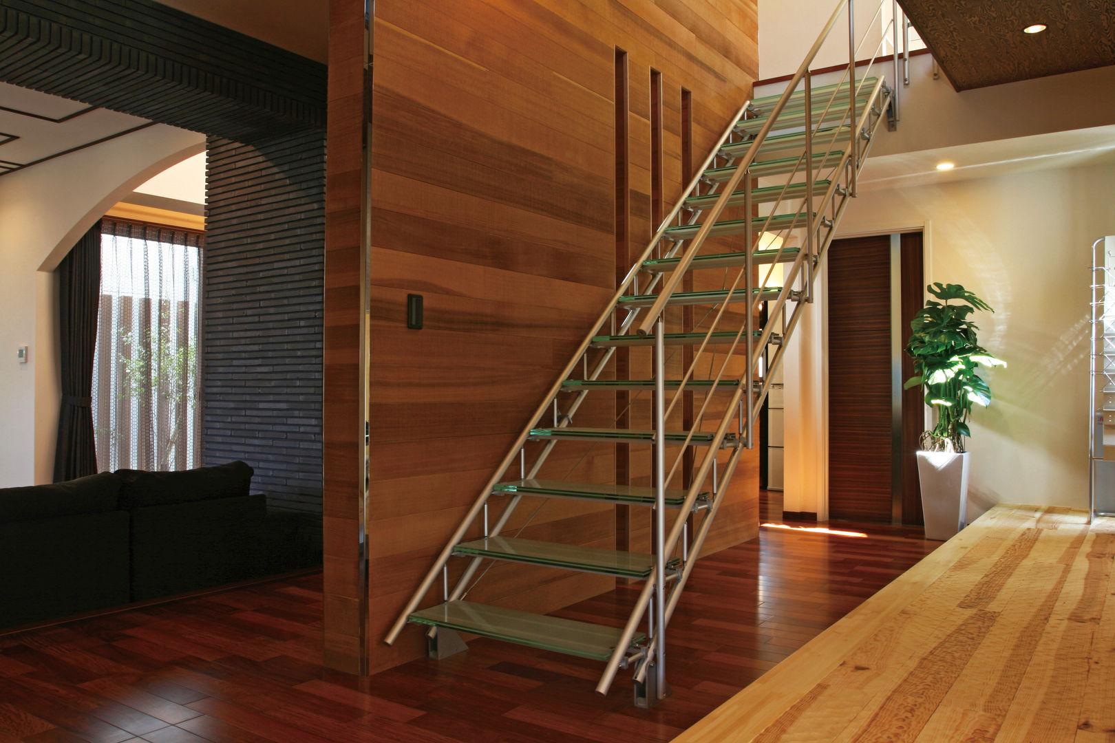 TAS Glass & Wood Step, Morita Aluminum Industry, INC. Morita Aluminum Industry, INC. Minimalist corridor, hallway & stairs