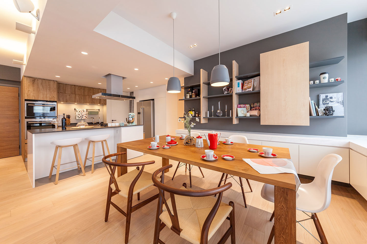 GW's RESIDENCE, arctitudesign arctitudesign Minimalist dining room Table,Furniture,Chair,Wood,Building,Interior design,Orange,House,Countertop,Couch