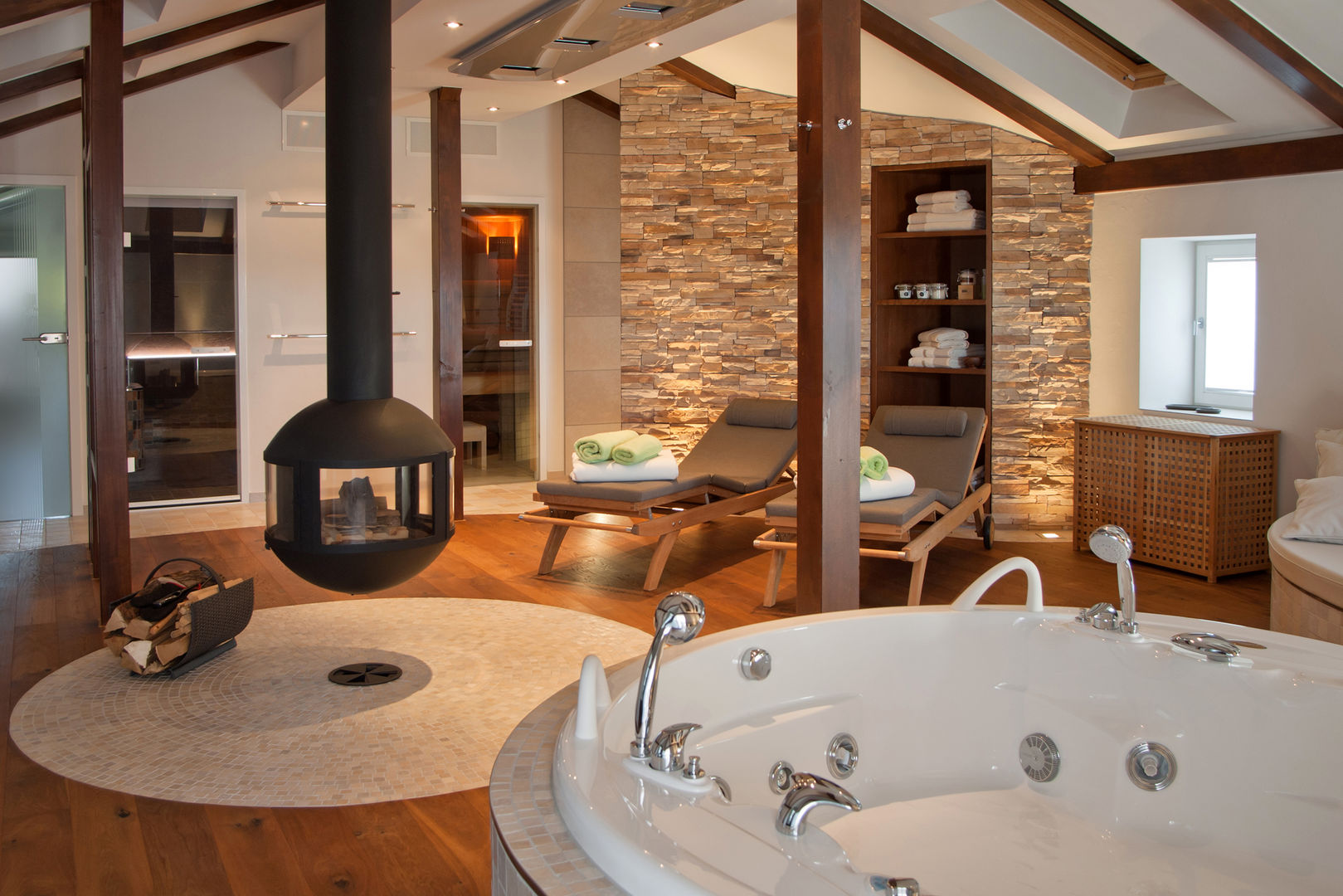 Privater Wellnessbereich im Dachgeschoss, stonewater stonewater 水療