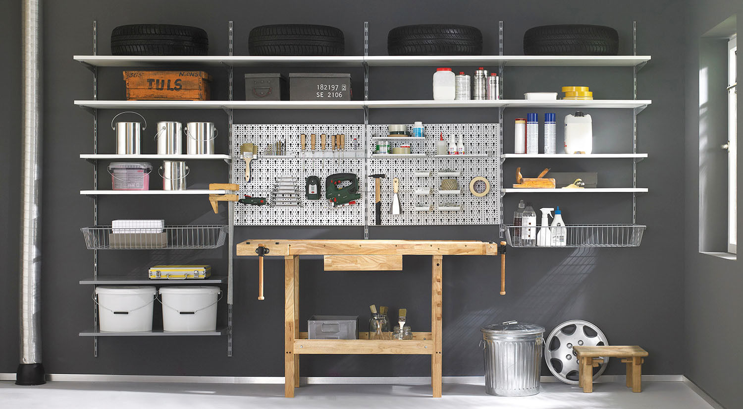 homify Industrial style garage/shed Metal