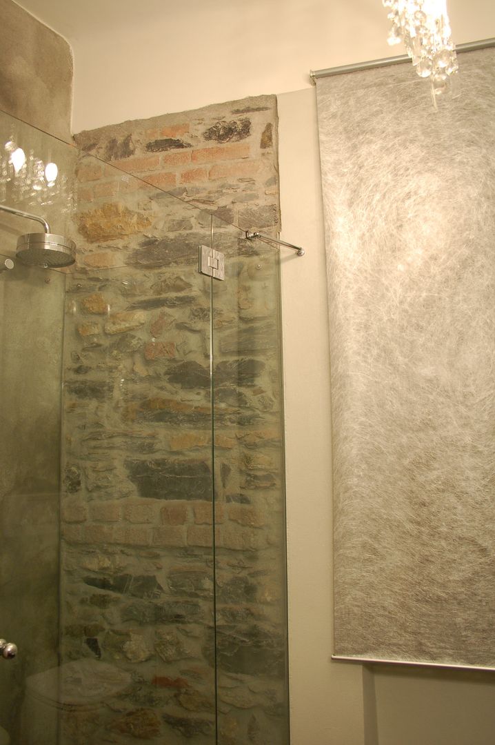 doccia monica giovannelli architetto Bagno minimalista muro in pietra,doccia,resina