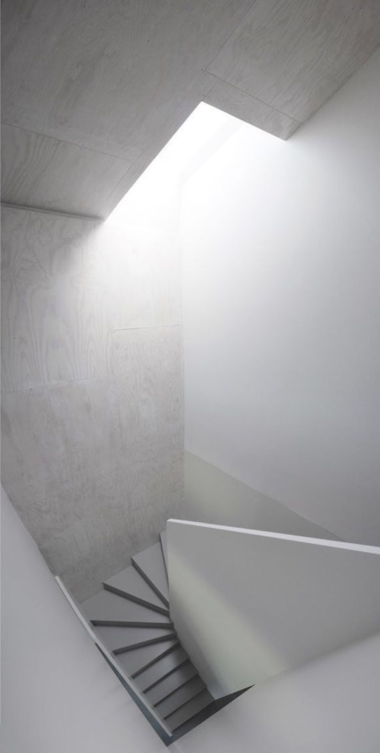 Das kleine Schwarze, xarchitekten xarchitekten Modern corridor, hallway & stairs