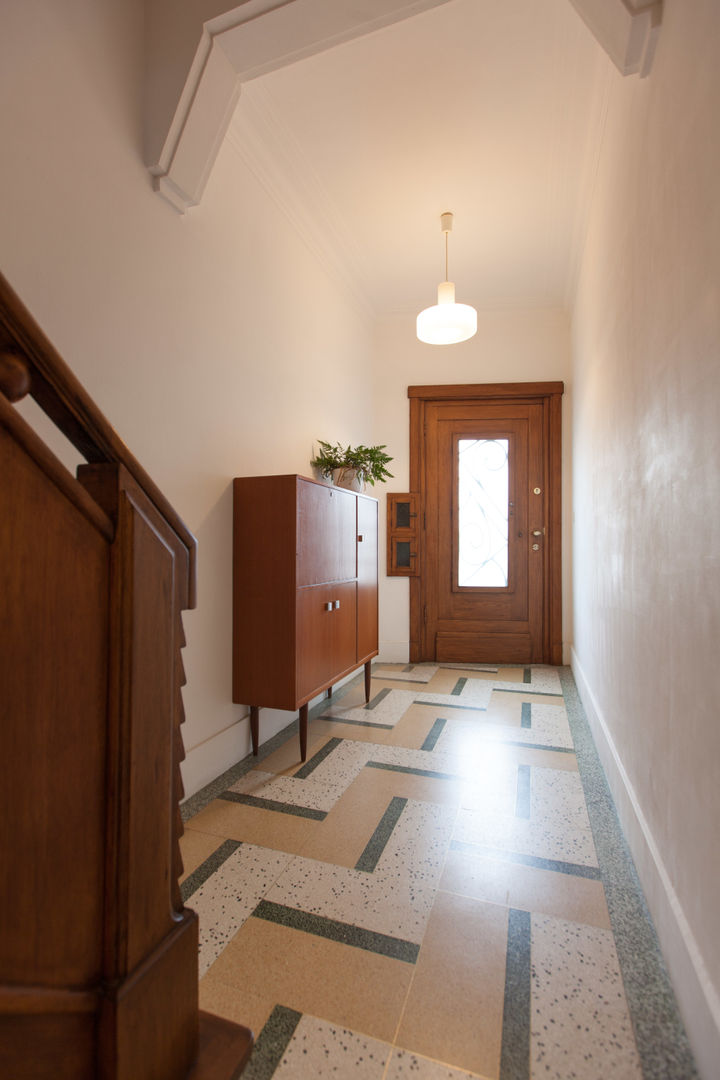 jaren '30 woning te deurne, studio k studio k Modern corridor, hallway & stairs