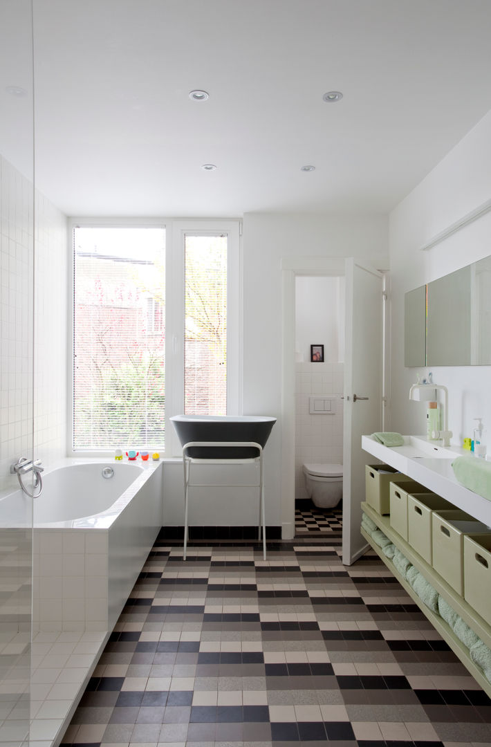 jaren '30 woning te deurne, studio k studio k Modern bathroom