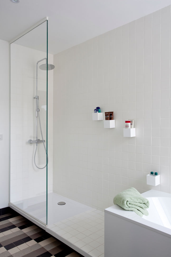 jaren '30 woning te deurne, studio k studio k Modern bathroom