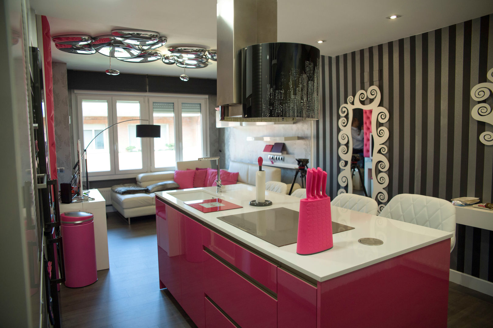 cocina blanca y fucsia con isla, Suarco Suarco Modern kitchen Cabinets & shelves