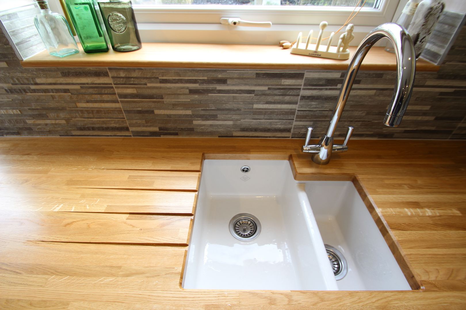 Sink with drain grooves on the worktop AD3 Design Limited مطبخ مغاسل وصنابيرالماء