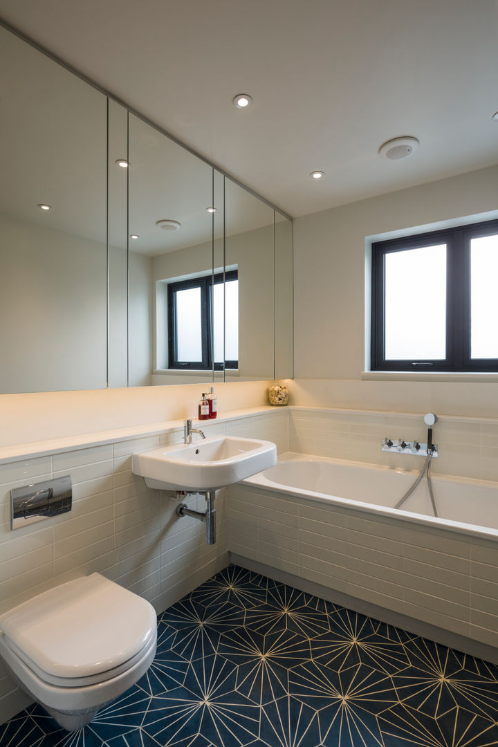 Stylish family bathroom in refurbished 1930s London house Jones Associates Architects 現代浴室設計點子、靈感&圖片 house extension, house refurbishment, modern extension, contemporary extension, house renovation, rear extension, roof extension, 1930s house, North London house extension, North London house refurbishment, Crouch End house extension, Crouch End house refurbishment, Crouch End house renovation, Crouch End house alterations, Crouch End architect, Muswell Hill house extension, Muswell Hill house refurbishment, Muswell Hill house renovation, Muswell Hill house alterations, Muswell Hill architect, N10 house extension, N10 house refurbishment, N10 house renovation, N10 house alterations, N10 architect, modern bathroom, contemporary bathroom, family bathroom, geometric tiles, Moroccan tiles,