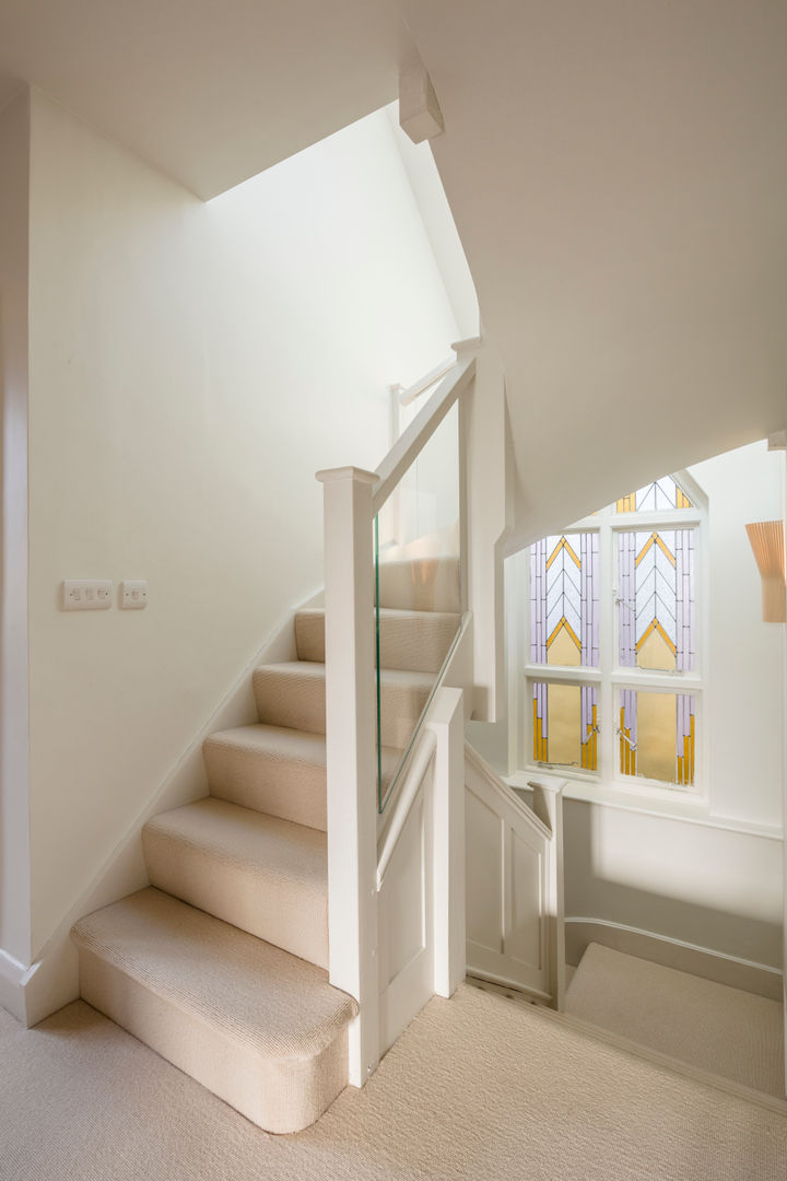 New staircase to loft extension in refurbished 1930s London house. Jones Associates Architects 樓梯 house extension, house refurbishment, modern extension, contemporary extension, house renovation, rear extension, roof extension, 1930s house, North London house extension, North London house refurbishment, Crouch End house extension, Crouch End house refurbishment, Crouch End house renovation, Crouch End house alterations, Crouch End architect, Muswell Hill house extension, Muswell Hill house refurbishment, Muswell Hill house renovation, Muswell Hill house alterations, Muswell Hill architect, N10 house extension, N10 house refurbishment, N10 house renovation, N10 house alterations, N10 architect, modern staircase, new staircase, glass balustrade