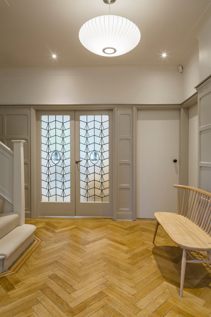 Entrance Hall in refurbished 1930s London house. Jones Associates Architects Pasillos, vestíbulos y escaleras modernos house extension, house refurbishment, modern extension, contemporary extension, house renovation, rear extension, roof extension, 1930s house, North London house extension, North London house refurbishment, Crouch End house extension, Crouch End house refurbishment, Crouch End house renovation, Crouch End house alterations, Crouch End architect, Muswell Hill house extension, Muswell Hill house refurbishment, Muswell Hill house renovation, Muswell Hill house alterations, Muswell Hill architect, N10 house extension, N10 house refurbishment, N10 house renovation, N10 house alterations, N10 architect, entrance hall, hallway