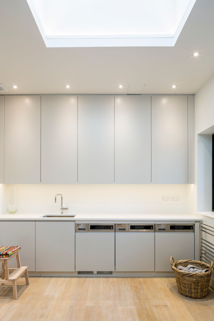 Utility room in a refurbished and extended 1930s house in North London. Jones Associates Architects 現代廚房設計點子、靈感&圖片 house extension, house refurbishment, modern extension, contemporary extension, house renovation, rear extension, roof extension, 1930s house, North London house extension, North London house refurbishment, Crouch End house extension, Crouch End house refurbishment, Crouch End house renovation, Crouch End house alterations, Crouch End architect, Muswell Hill house extension, Muswell Hill house refurbishment, Muswell Hill house renovation, Muswell Hill house alterations, Muswell Hill architect, N10 house extension, N10 house refurbishment, N10 house renovation, N10 house alterations, N10 architect, modern utility room, contemporary utility room, modern laundry room, contemporary laundry room