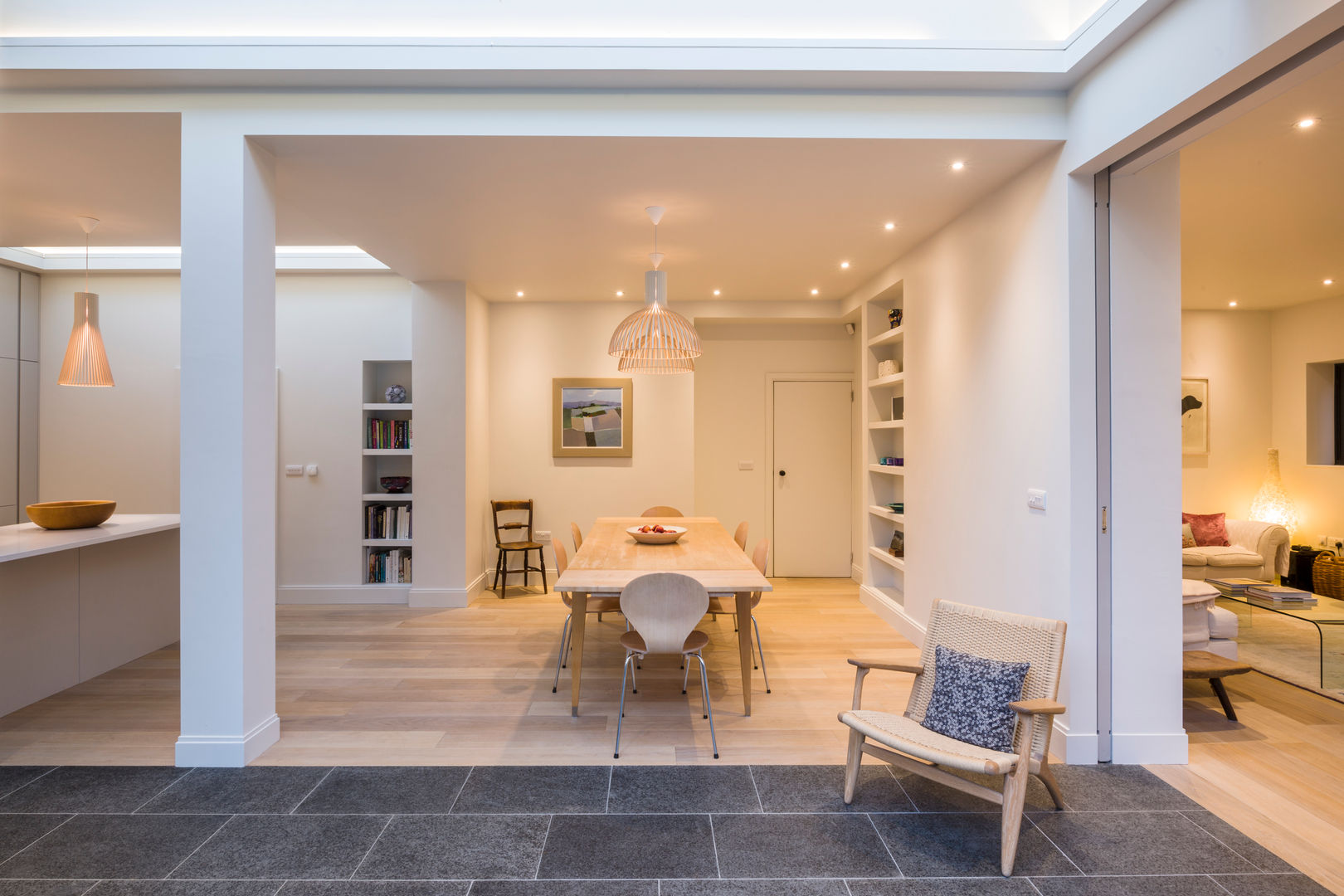 Dining area in extended 1930s London house. Jones Associates Architects Comedores modernos house extension, house refurbishment, modern extension, contemporary extension, house renovation, rear extension, roof extension, 1930s house, North London house extension, North London house refurbishment, Crouch End house extension, Crouch End house refurbishment, Crouch End house renovation, Crouch End house alterations, Crouch End architect, Muswell Hill house extension, Muswell Hill house refurbishment, Muswell Hill house renovation, Muswell Hill house alterations, Muswell Hill architect, N10 house extension, N10 house refurbishment, N10 house renovation, N10 house alterations, N10 architect, modern kitchen, contemporary kitchen, kitchen dining room, kitchen island, modern dining room, contemporary dining room, pocket door, sliding glass doors