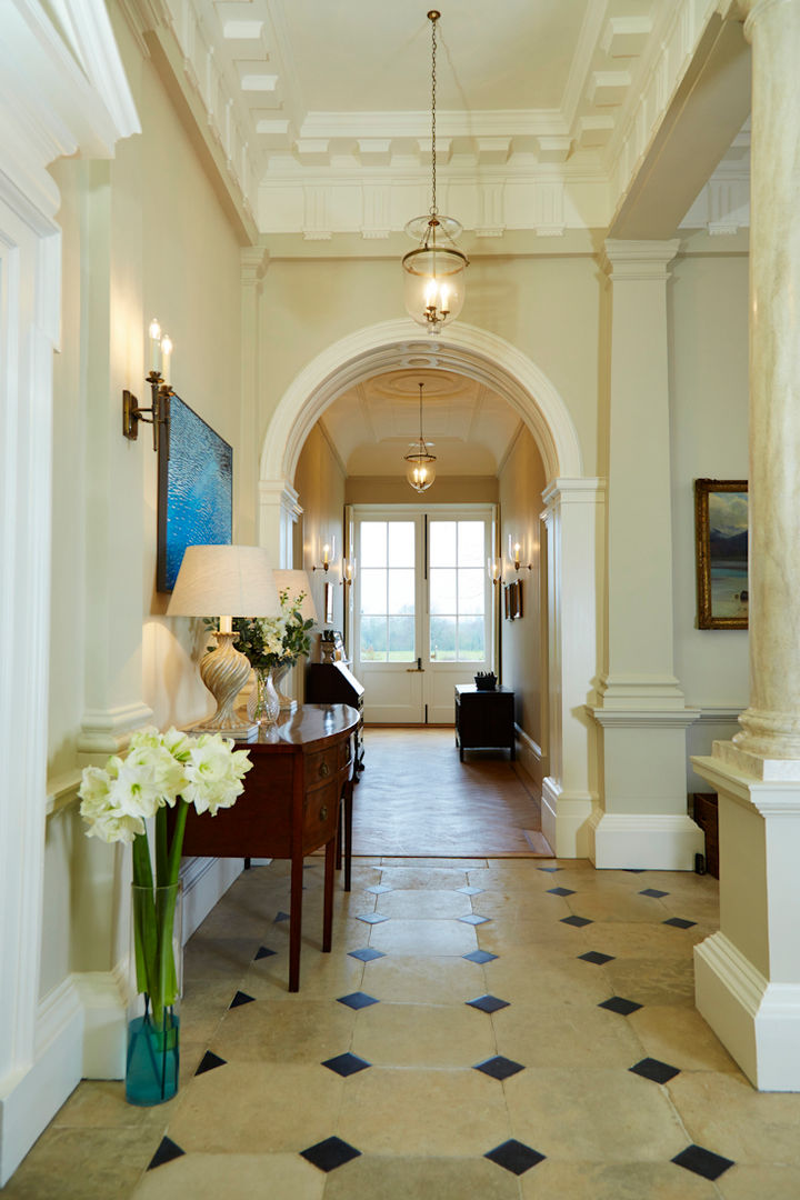 Georgian Country House, Etons of Bath Etons of Bath クラシカルスタイルの 玄関&廊下&階段