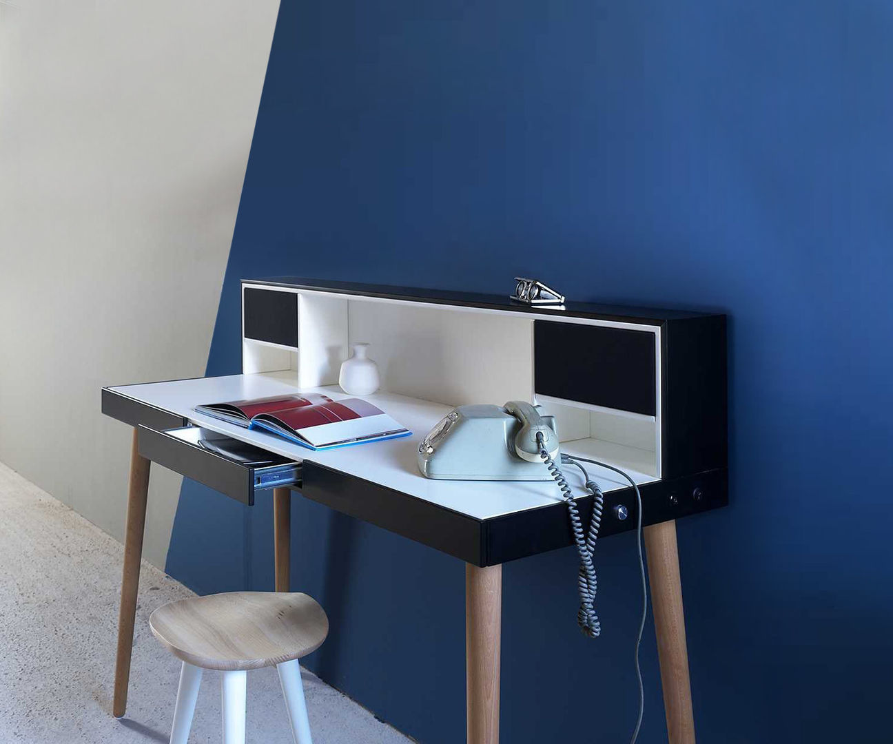 homify Oficinas de estilo minimalista Madera Acabado en madera Escritorios