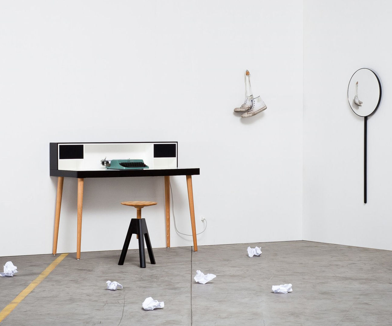 homify Minimalist study/office Wood Wood effect Desks