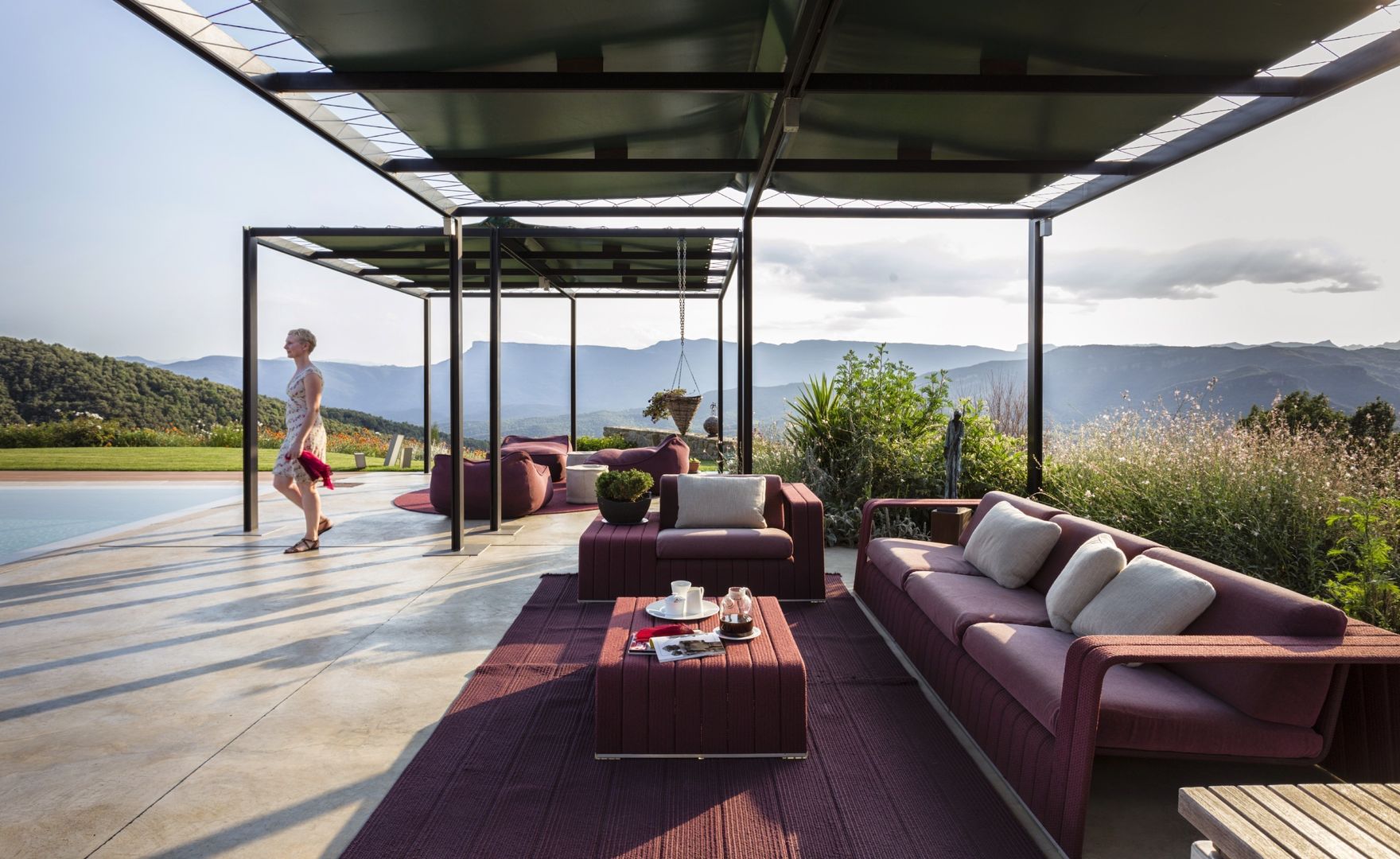 La Casa con vista Perfecta: Piscina, Terraza chill out, Casa de huéspedes y Acabados en Piedra, VelezCarrascoArquitecto VCArq VelezCarrascoArquitecto VCArq حديقة صيوان الحديقة الخارجية