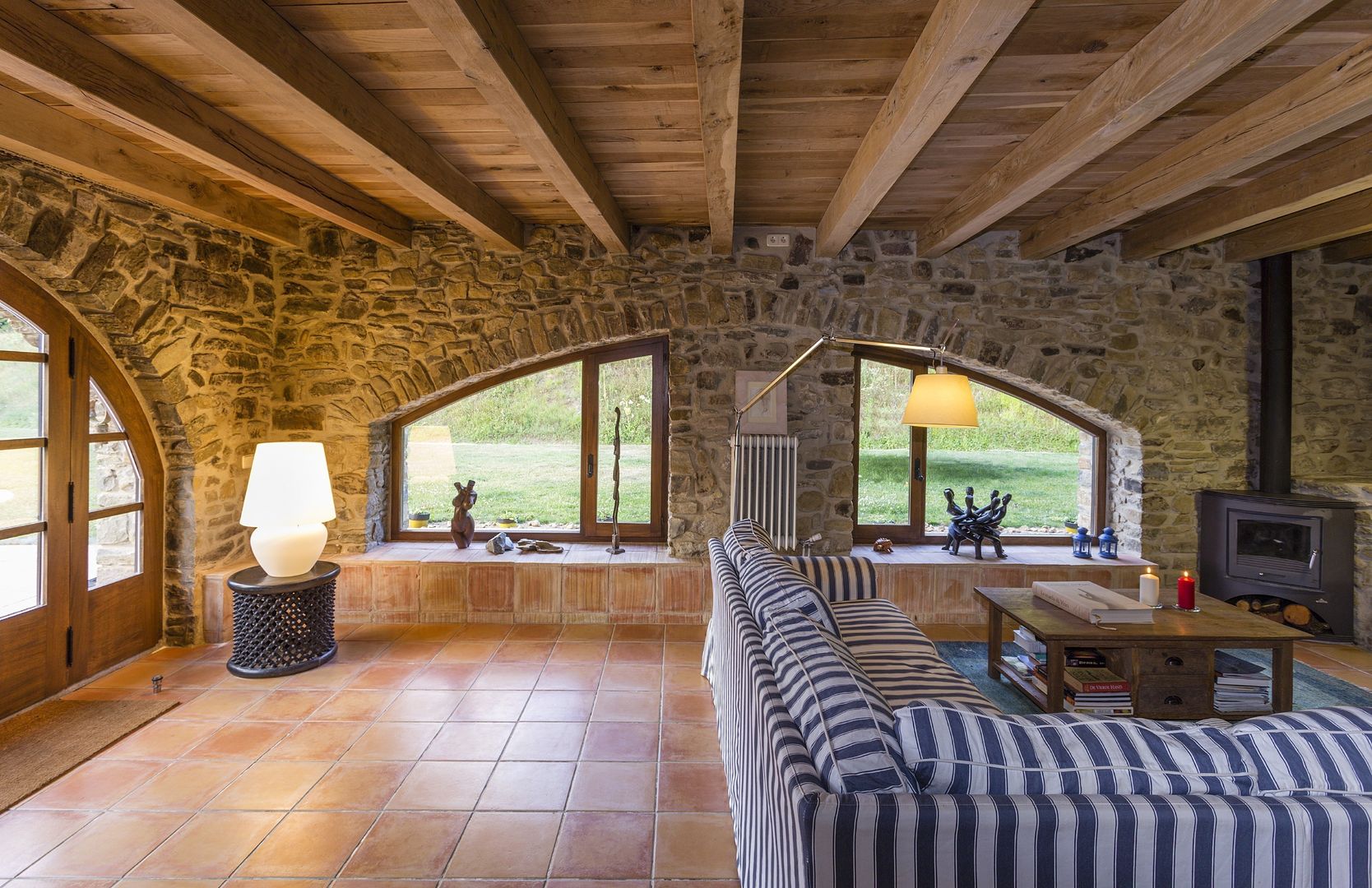 La Casa con vista Perfecta: Piscina, Terraza chill out, Casa de huéspedes y Acabados en Piedra, VelezCarrascoArquitecto VCArq VelezCarrascoArquitecto VCArq Ruang Keluarga Gaya Rustic