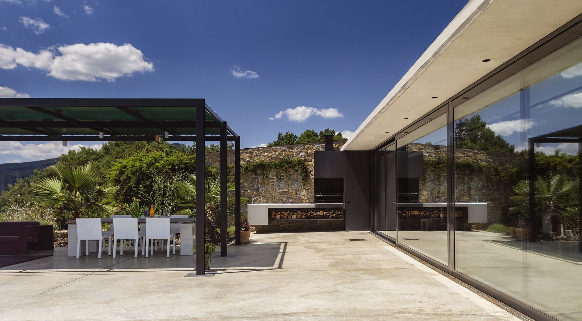 La Casa con vista Perfecta: Piscina, Terraza chill out, Casa de huéspedes y Acabados en Piedra, VelezCarrascoArquitecto VCArq VelezCarrascoArquitecto VCArq ラスティックな 庭 ファイアーピット＆バーベキュー