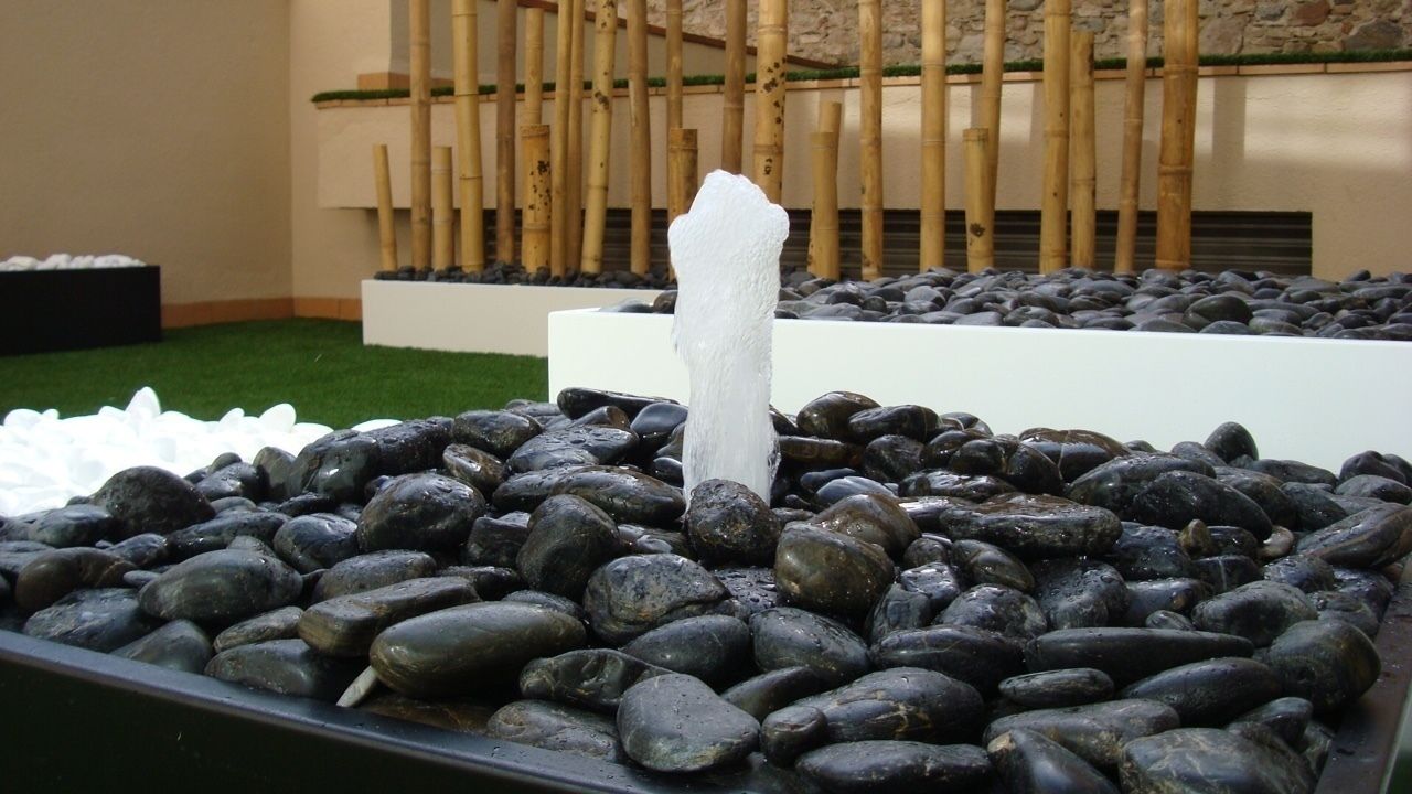 Combinación de piedra decorativa con agua dbambu Balcones y terrazas de estilo moderno