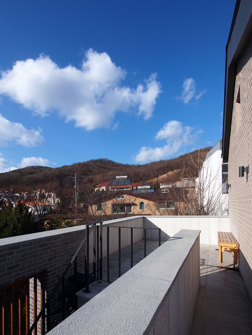 homify Balcones y terrazas modernos