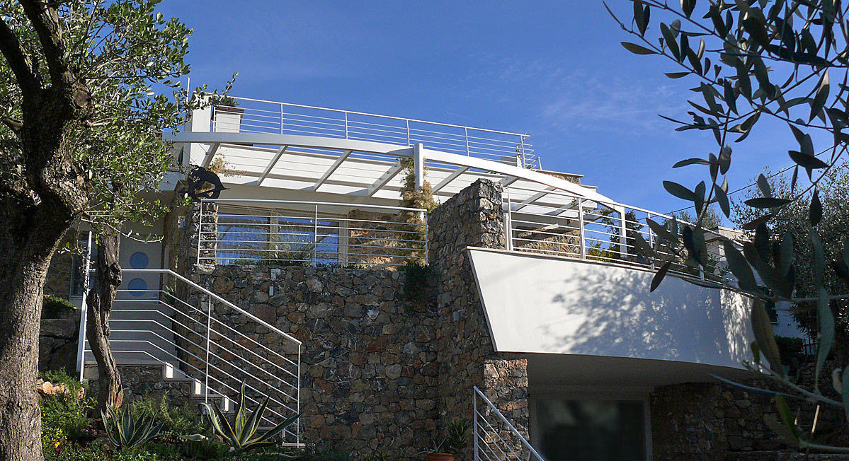 Una villa con piscina sul tetto - Tra le Cinque Terre e la Versilia, Maurizio Grassi Architetto Maurizio Grassi Architetto Nowoczesne domy