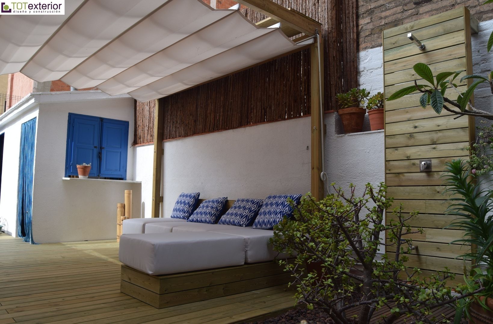 TOTEXTERIOR - CHILL-OUT CON AIRES IBICENCOS homify Balcones y terrazas modernos