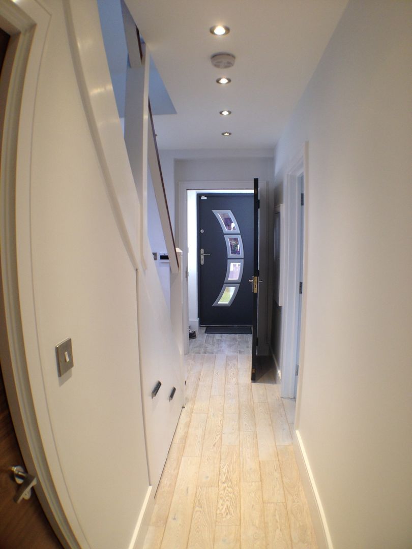 front door and hallway Progressive Design London Pasillos, vestíbulos y escaleras modernos