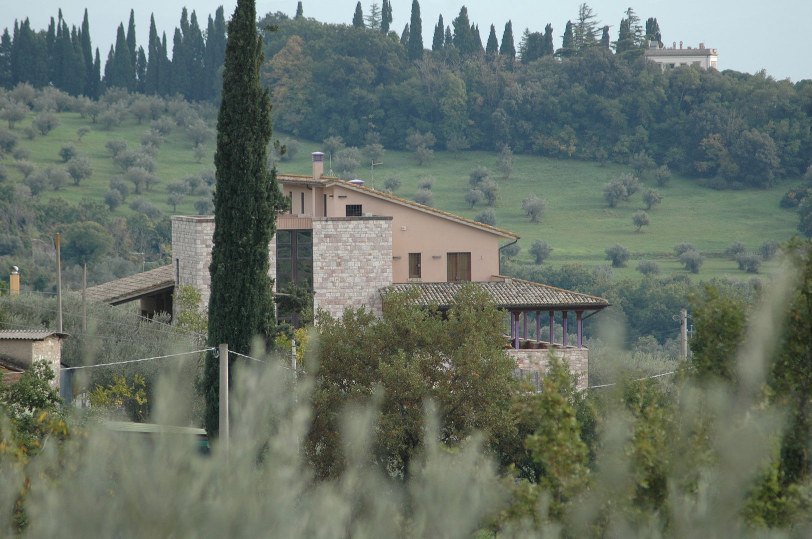 Villa in Campagna ad Assisi, Studio di Bioarchitettura Brozzetti Adriano Studio di Bioarchitettura Brozzetti Adriano カントリーな 家