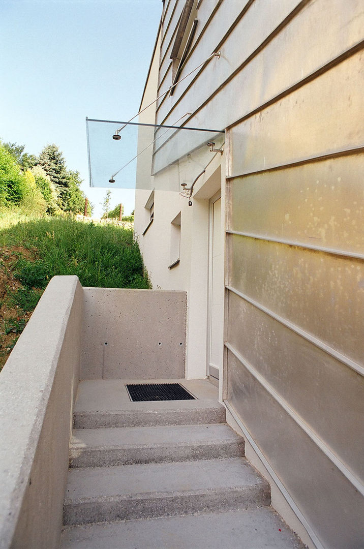 Haus am Hang, architope architope Puertas y ventanas de estilo clásico