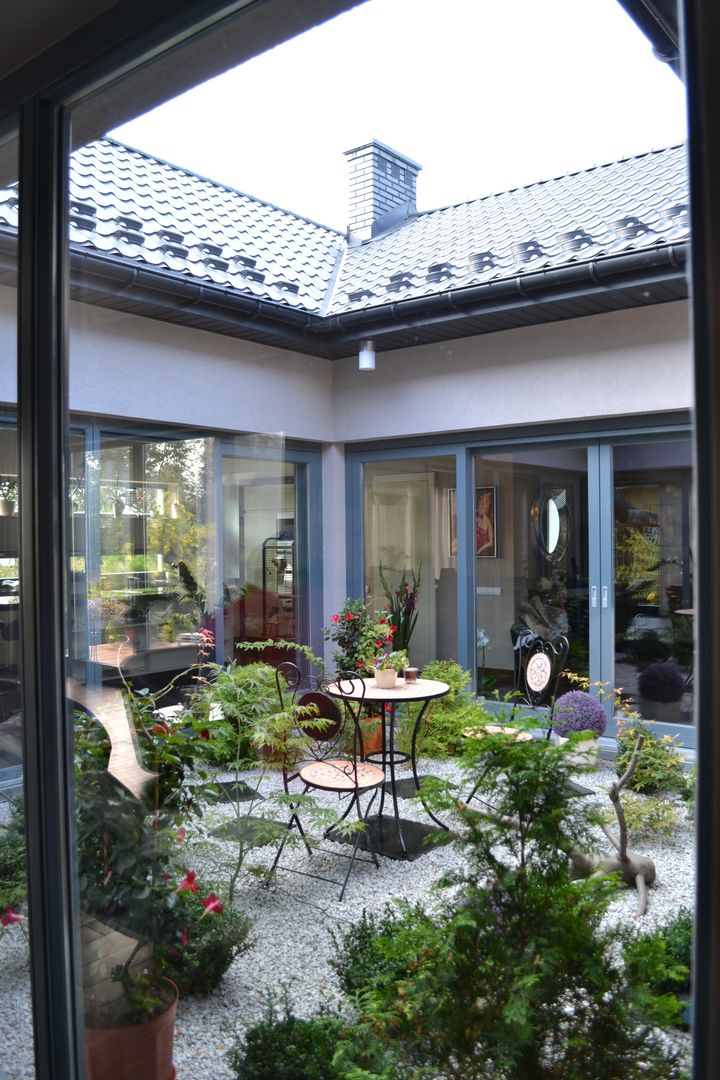 Dom z wewnętrznym PATIO, Autorskie Studio Projektu QUBATURA Autorskie Studio Projektu QUBATURA Jardines modernos: Ideas, imágenes y decoración