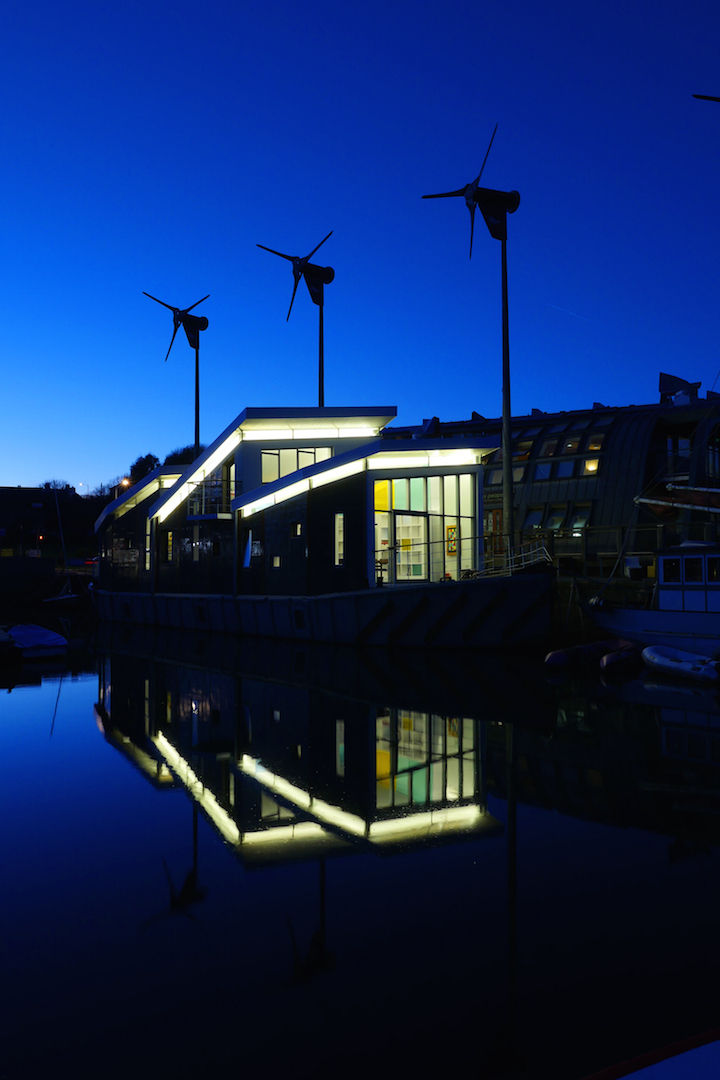 Floating Office on a WWII Ferro Cement Barge Märraum Espacios comerciales Edificios de Oficinas