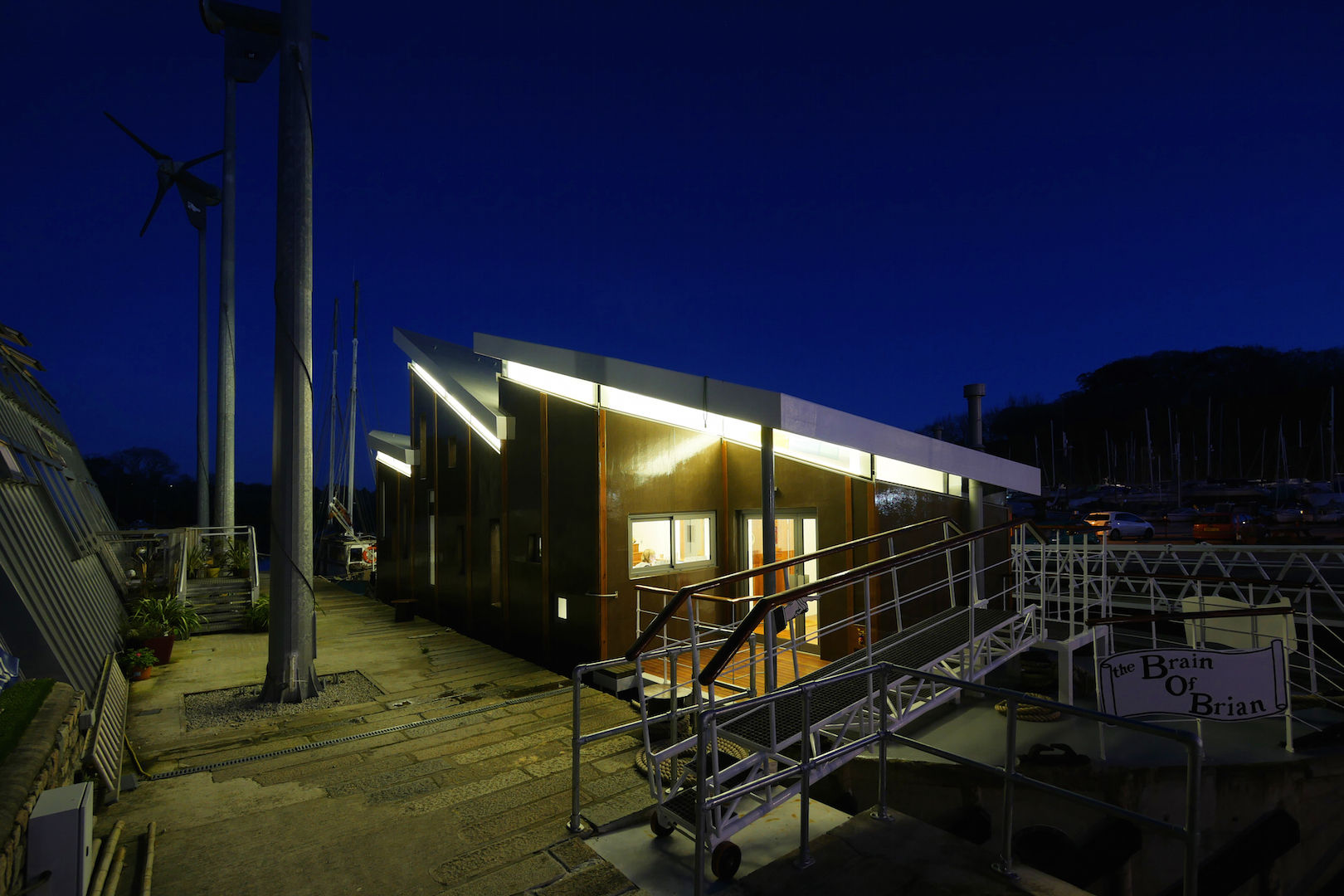 Floating Office on a 1941 WWII Ferro Cement Barge Märraum Espacios comerciales Edificios de Oficinas