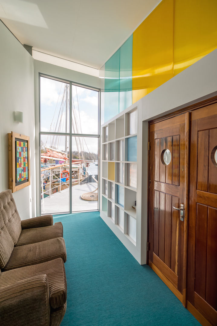 Floating Office on a 1941 WWII Ferro Cement Barge, Märraum Märraum พื้นที่เชิงพาณิชย์ อาคารสำนักงาน