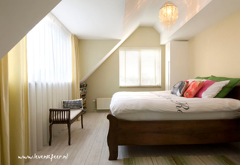 Light springtime bedroom with dormer Aileen Martinia interior design - Amsterdam Dormitorios de estilo asiático