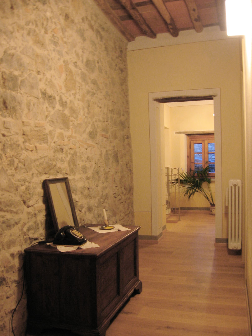 RECUPERO SULLE COLLINE TOSCANE TRA MEMORIA E ATTUALITA', Studio Architettura x Sostenibilità Studio Architettura x Sostenibilità Rustic style corridor, hallway & stairs